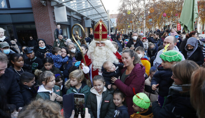 Sinterklaas doet rondtoer door Bogaard Stadscentrum